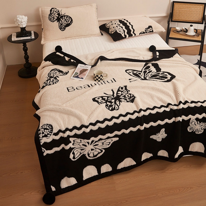 91家纺网 家纺一手货源 找家纺 肖恩毯业 2025新款黑白阳离子熊猫绒多功能毛毯 熊猫绒-英文蝴蝶球