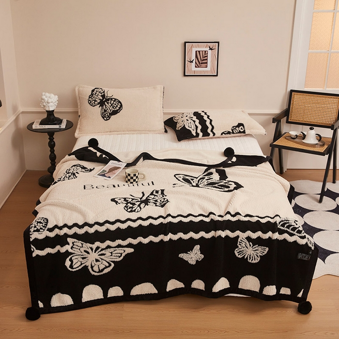 91家纺网 家纺一手货源 找家纺 肖恩毯业 2025新款黑白阳离子熊猫绒多功能毛毯 熊猫绒-英文蝴蝶球