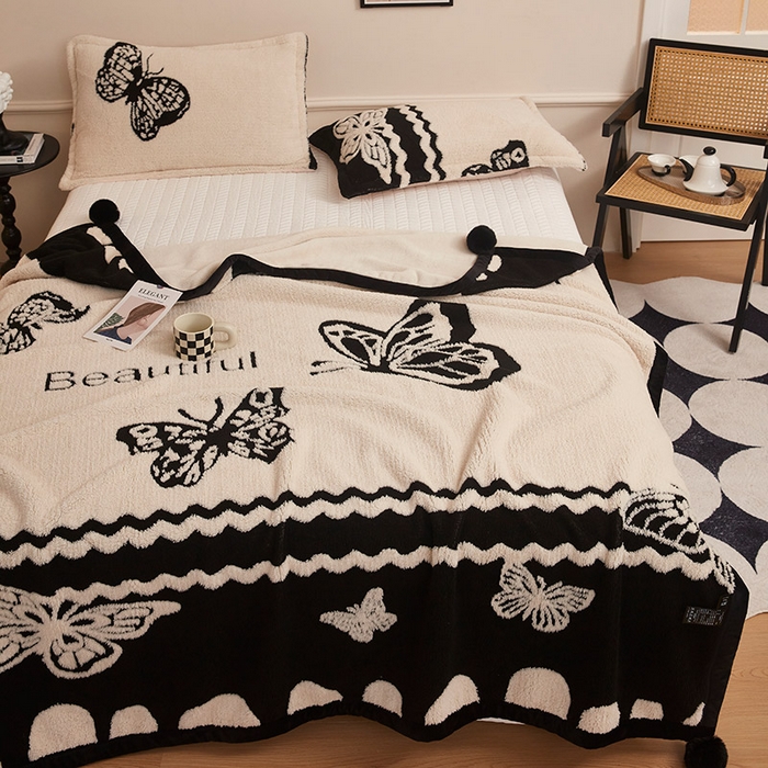 91家纺网 家纺一手货源 找家纺 肖恩毯业 2025新款黑白阳离子熊猫绒多功能毛毯 熊猫绒-英文蝴蝶球