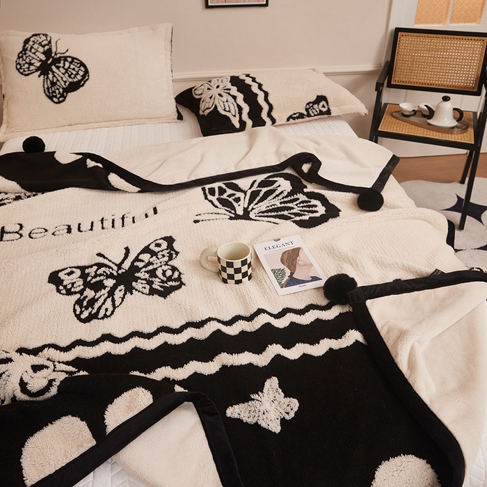 91家纺网 家纺一手货源 找家纺 肖恩毯业 2025新款黑白阳离子熊猫绒多功能毛毯 熊猫绒-英文蝴蝶球