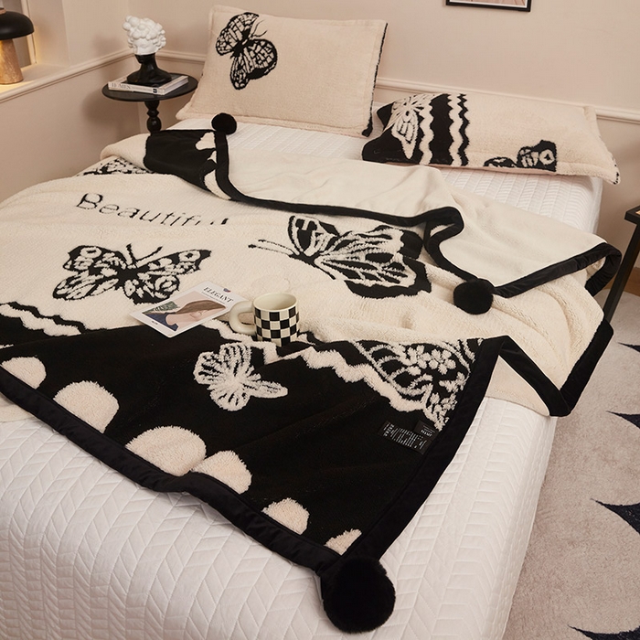 91家纺网 家纺一手货源 找家纺 肖恩毯业 2025新款黑白阳离子熊猫绒多功能毛毯 熊猫绒-英文蝴蝶球