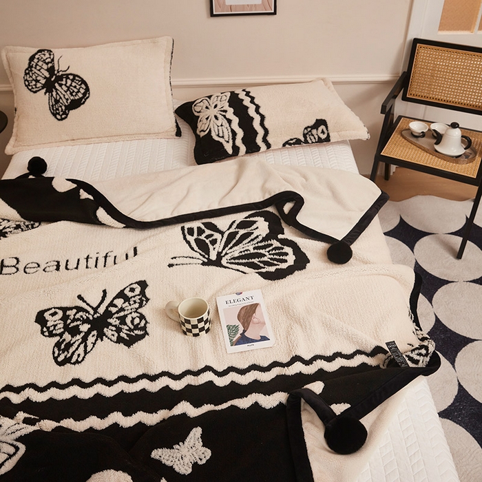 91家纺网 家纺一手货源 找家纺 肖恩毯业 2025新款黑白阳离子熊猫绒多功能毛毯 熊猫绒-英文蝴蝶球