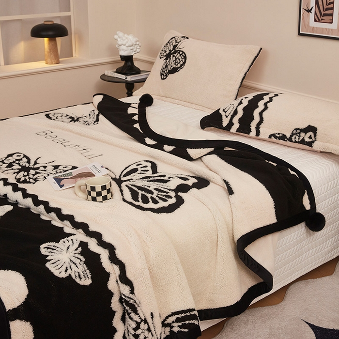 91家纺网 家纺一手货源 找家纺 肖恩毯业 2025新款黑白阳离子熊猫绒多功能毛毯 熊猫绒-英文蝴蝶球