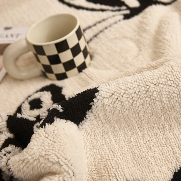 91家纺网 家纺一手货源 找家纺 肖恩毯业 2025新款黑白阳离子熊猫绒多功能毛毯 熊猫绒-英文蝴蝶球