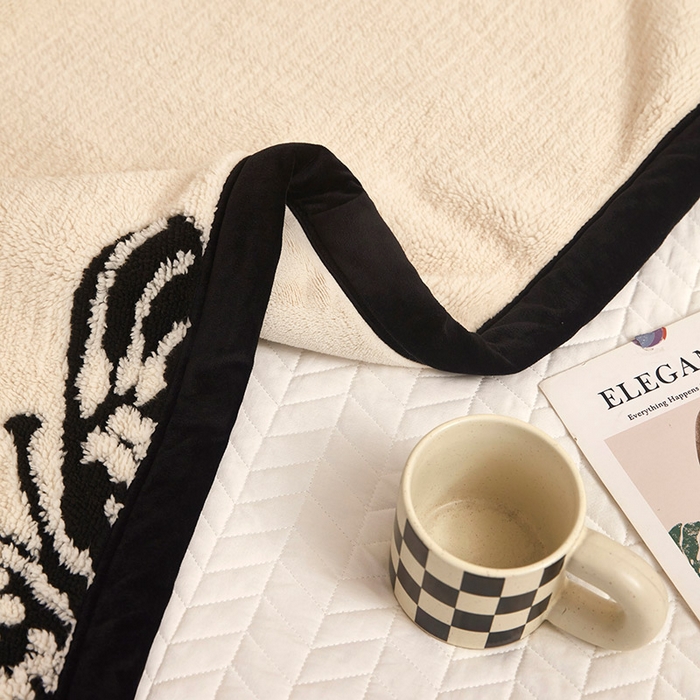 91家纺网 家纺一手货源 找家纺 肖恩毯业 2025新款黑白阳离子熊猫绒多功能毛毯 熊猫绒-英文蝴蝶球