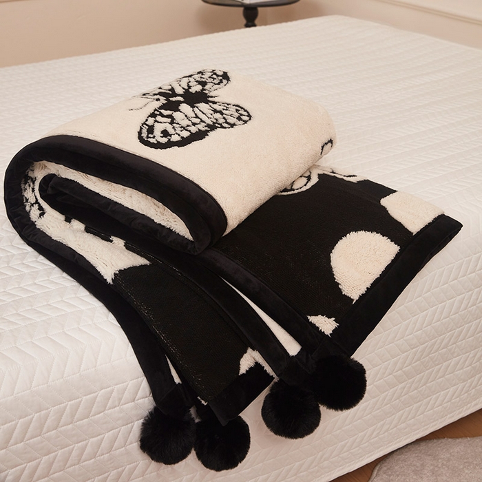91家纺网 家纺一手货源 找家纺 肖恩毯业 2025新款黑白阳离子熊猫绒多功能毛毯 熊猫绒-英文蝴蝶球