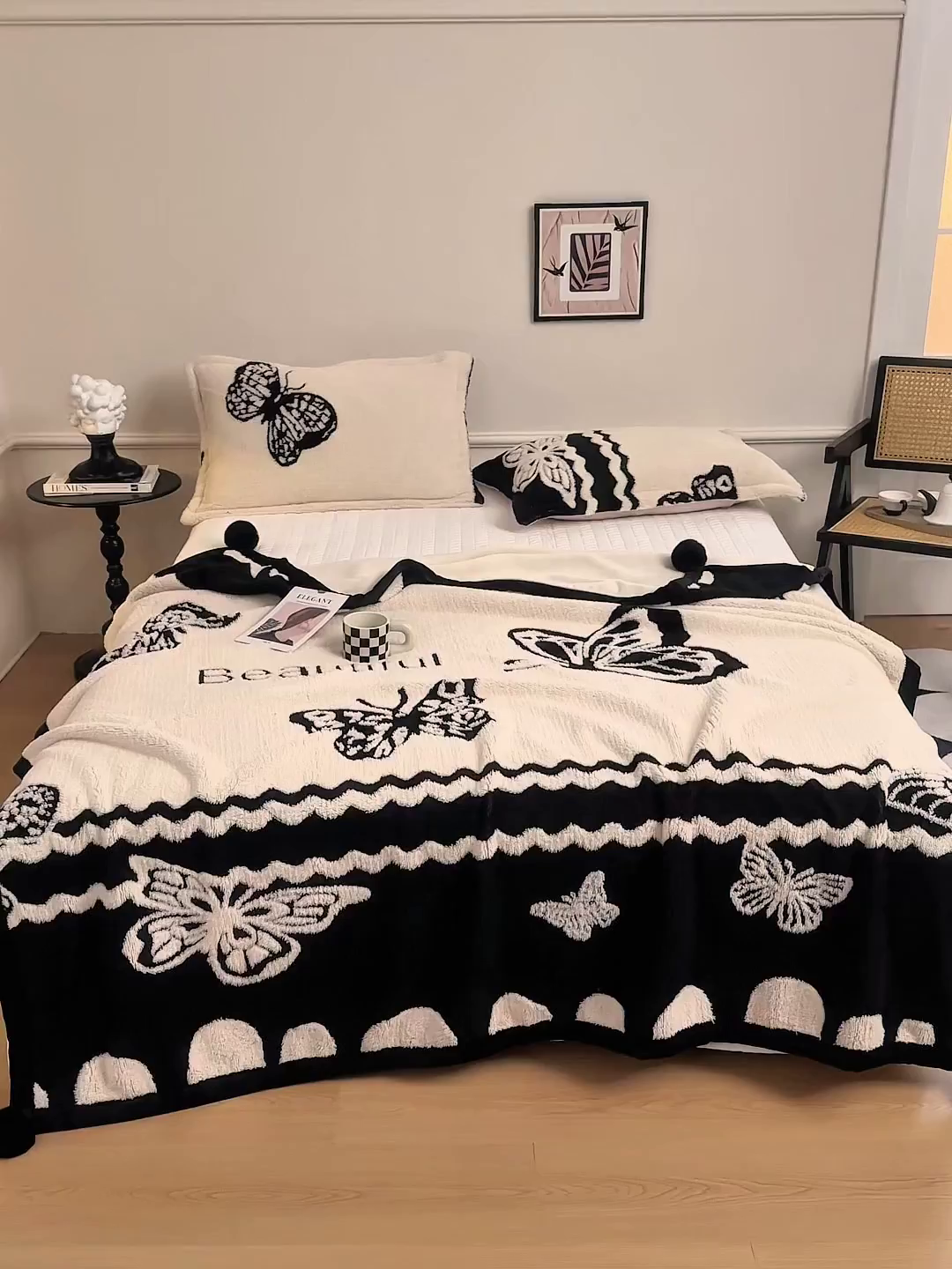 91家纺网 家纺一手货源 找家纺 肖恩毯业 2025新款黑白阳离子熊猫绒多功能毛毯 熊猫绒-英文蝴蝶球