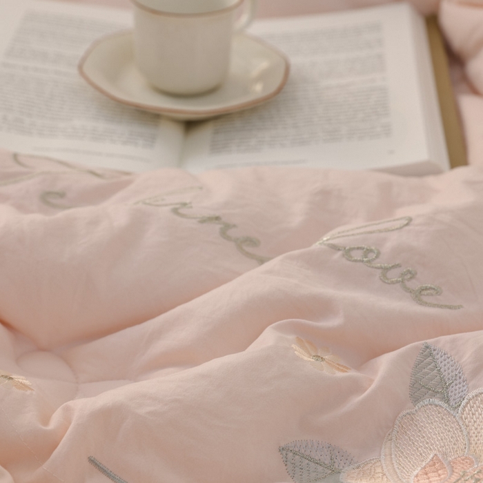 91家纺网 家纺一手货源 找家纺 雯雨家纺 2025新款A类绣花立体麻绳大豆被被子冬被春秋被被芯纤维被冬被被子被芯 绣花-粉