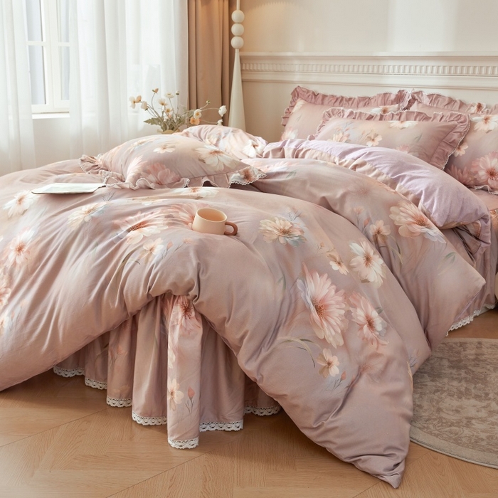 91家纺网 家纺一手货源 找家纺 缦彩 全棉A类100%数码印花床裙遮丑花边床单床罩单品 樱岛春漫-紫