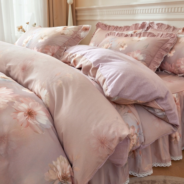 91家纺网 家纺一手货源 找家纺 缦彩 全棉A类100%数码印花床裙遮丑花边床单床罩单品 樱岛春漫-紫