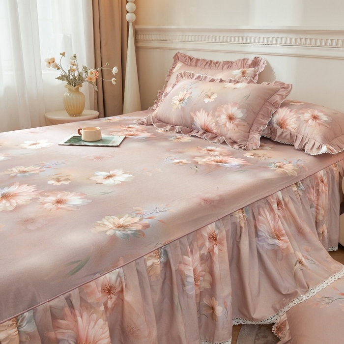 91家纺网 家纺一手货源 找家纺 缦彩 全棉A类100%数码印花床裙遮丑花边床单床罩单品 樱岛春漫-紫