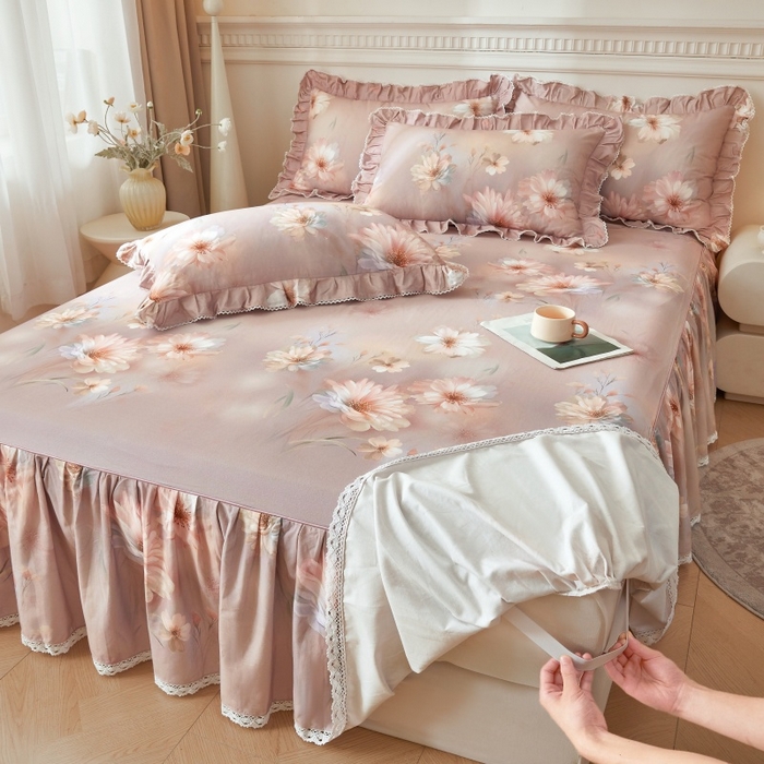 91家纺网 家纺一手货源 找家纺 缦彩 全棉A类100%数码印花床裙遮丑花边床单床罩单品 樱岛春漫-紫