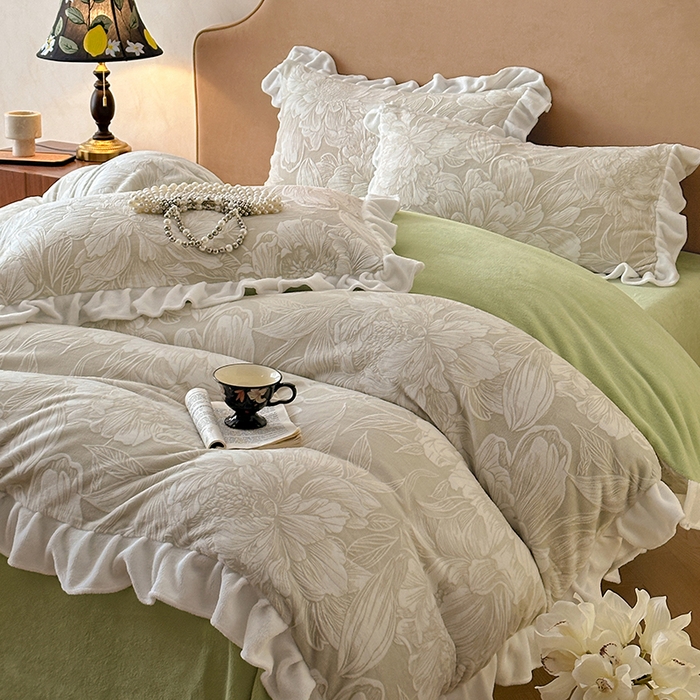 91家纺网 家纺一手货源 找家纺 （总）澳梵家居 2025新款雕花牛奶绒韩版四件套-玫瑰蝶语