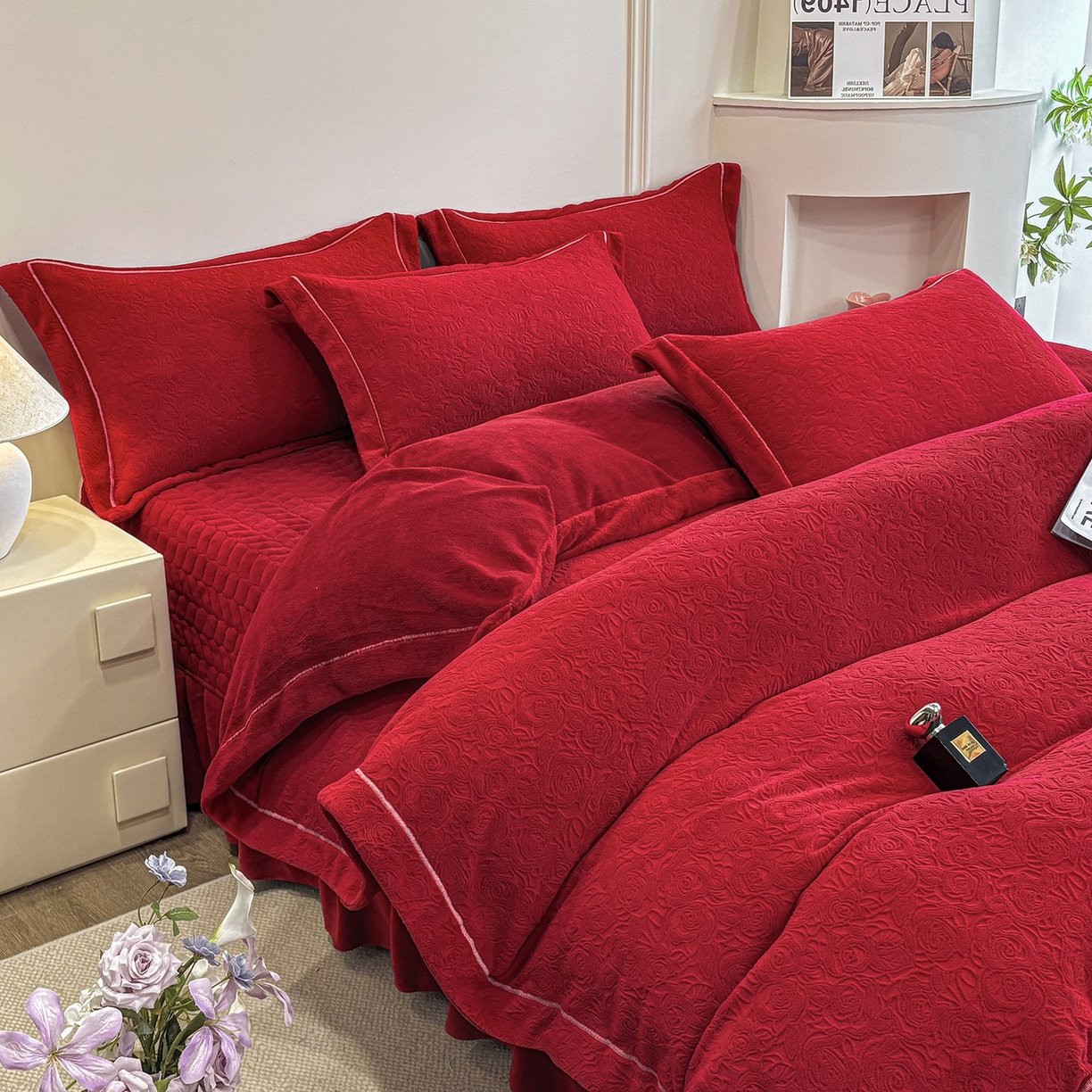 91家纺网 家纺一手货源 找家纺 金艾草 2025新款牛奶绒立体雕花夹棉床盖四件套玫瑰-大红