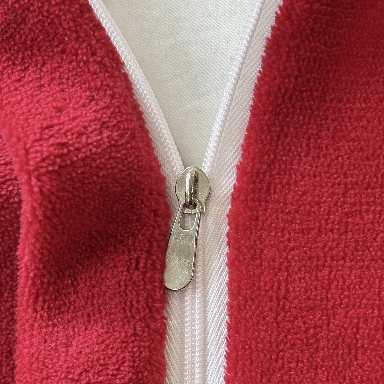 91家纺网 家纺一手货源 找家纺 金艾草 2025新款牛奶绒立体雕花夹棉床盖四件套玫瑰-大红