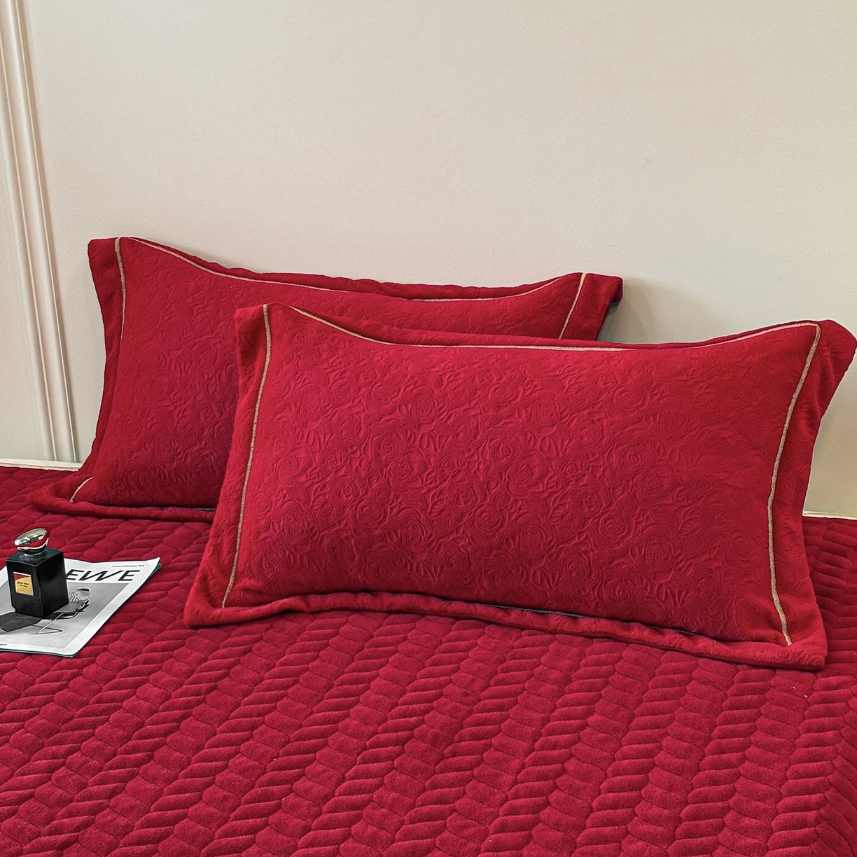 91家纺网 家纺一手货源 找家纺 金艾草 2025新款牛奶绒立体雕花夹棉床盖四件套玫瑰-大红