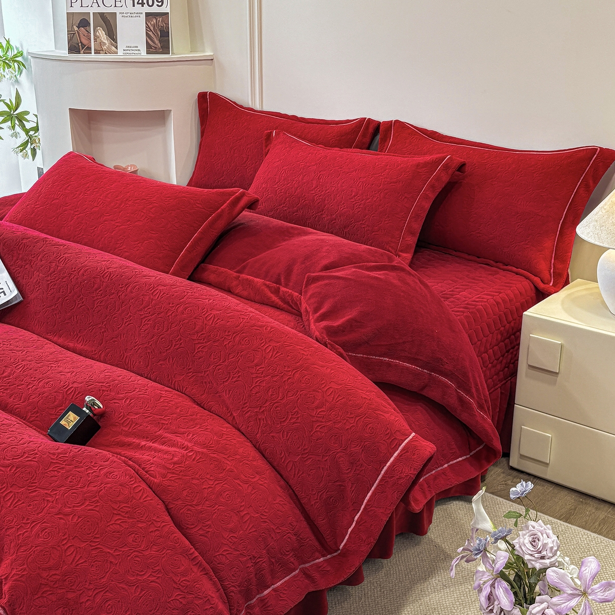 91家纺网 家纺一手货源 找家纺 金艾草 2025新款牛奶绒立体雕花夹棉床盖四件套玫瑰-大红