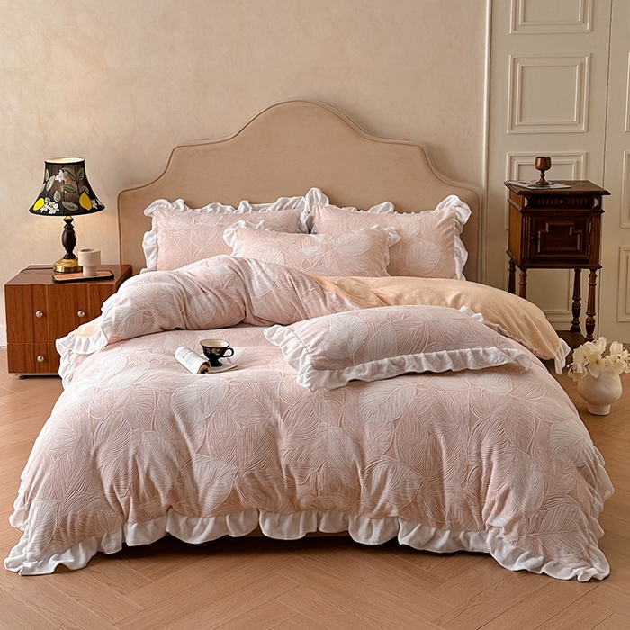 91家纺网 家纺一手货源 找家纺 澳梵家居 2025新款雕花牛奶绒韩版四件套-玫瑰蝶语 粉黛叶影