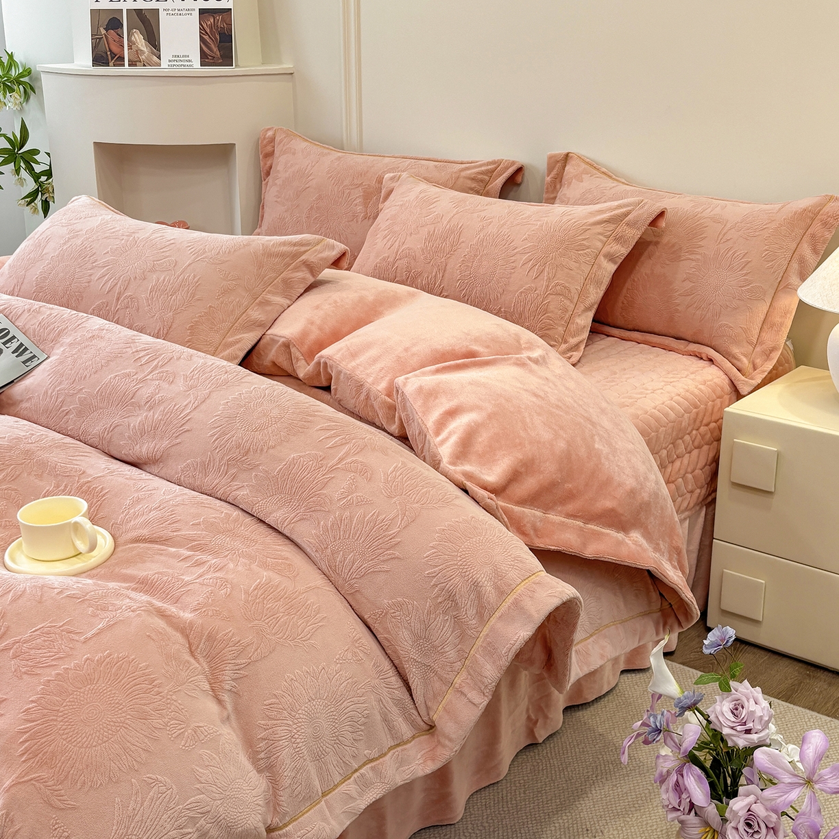 91家纺网 家纺一手货源 找家纺 金艾草 2025新款牛奶绒立体雕花夹棉床盖四件套向日葵-豆沙