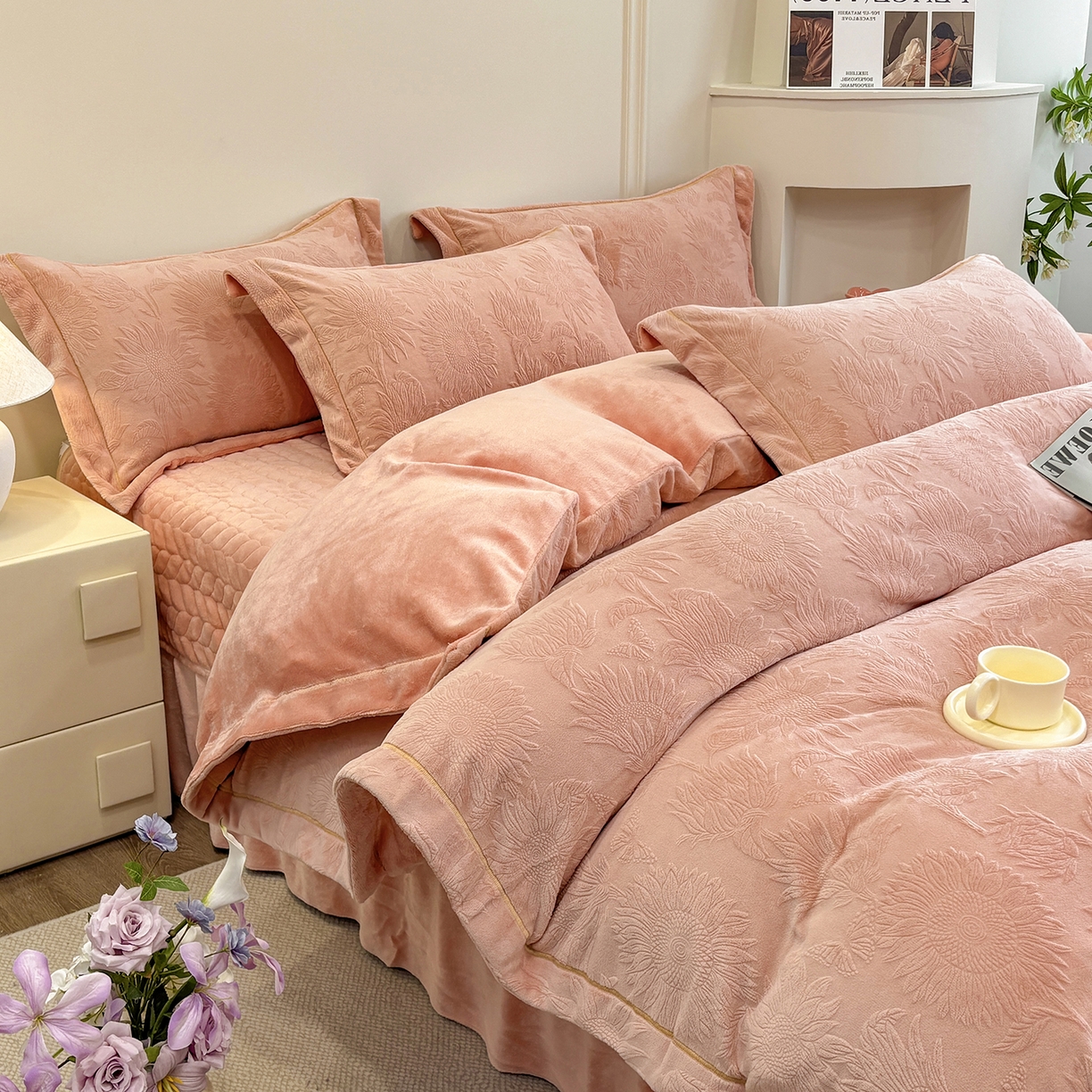 91家纺网 家纺一手货源 找家纺 金艾草 2025新款牛奶绒立体雕花夹棉床盖四件套向日葵-豆沙