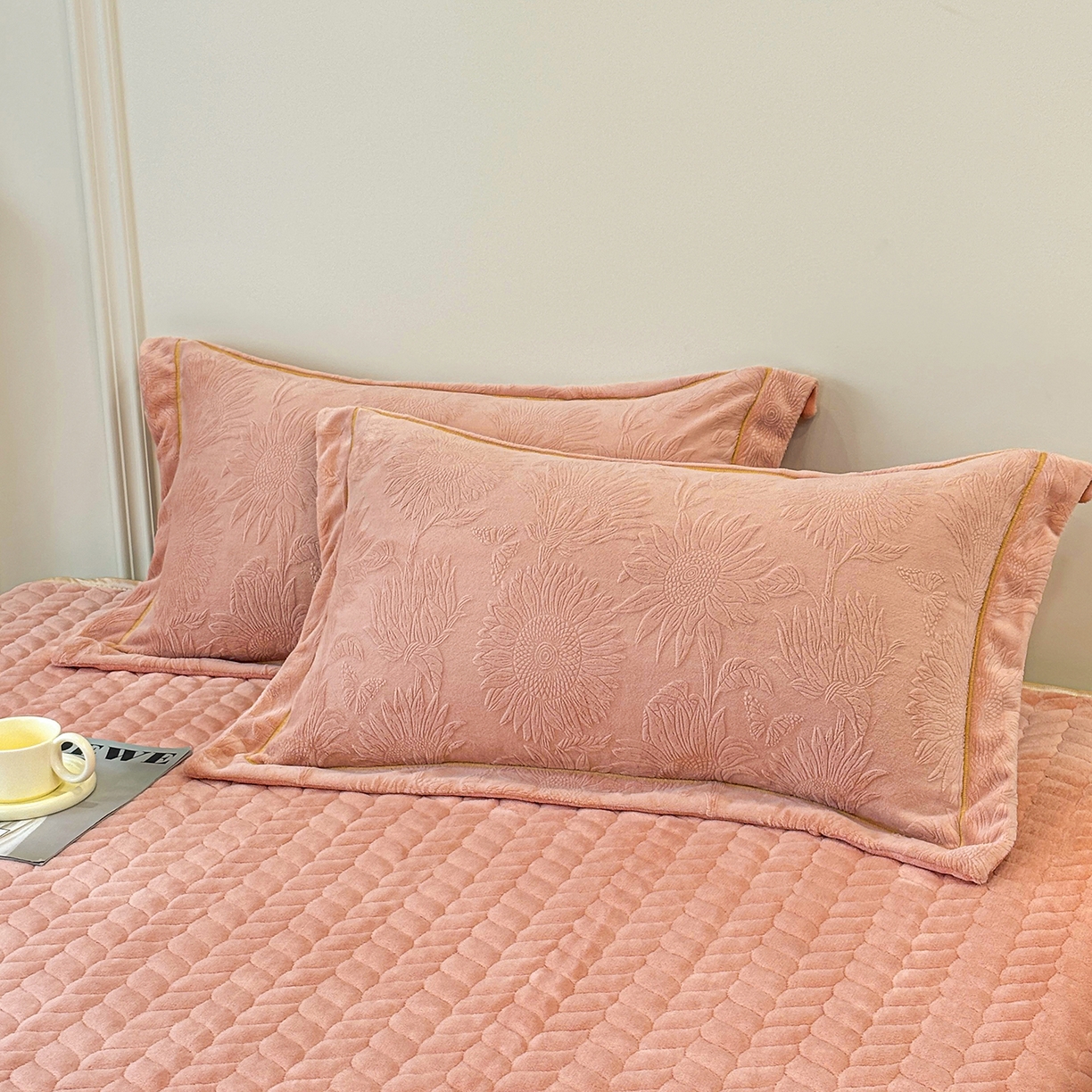 91家纺网 家纺一手货源 找家纺 金艾草 2025新款牛奶绒立体雕花夹棉床盖四件套向日葵-豆沙