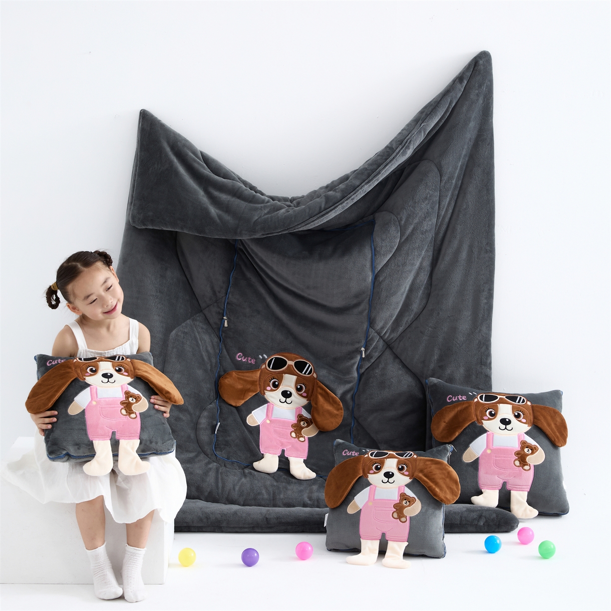 91家纺网 家纺一手货源 找家纺 （总）吉利家居2025新款牛奶绒贴布绣多功能抱枕被-天使狗（控价小号68   大号98）