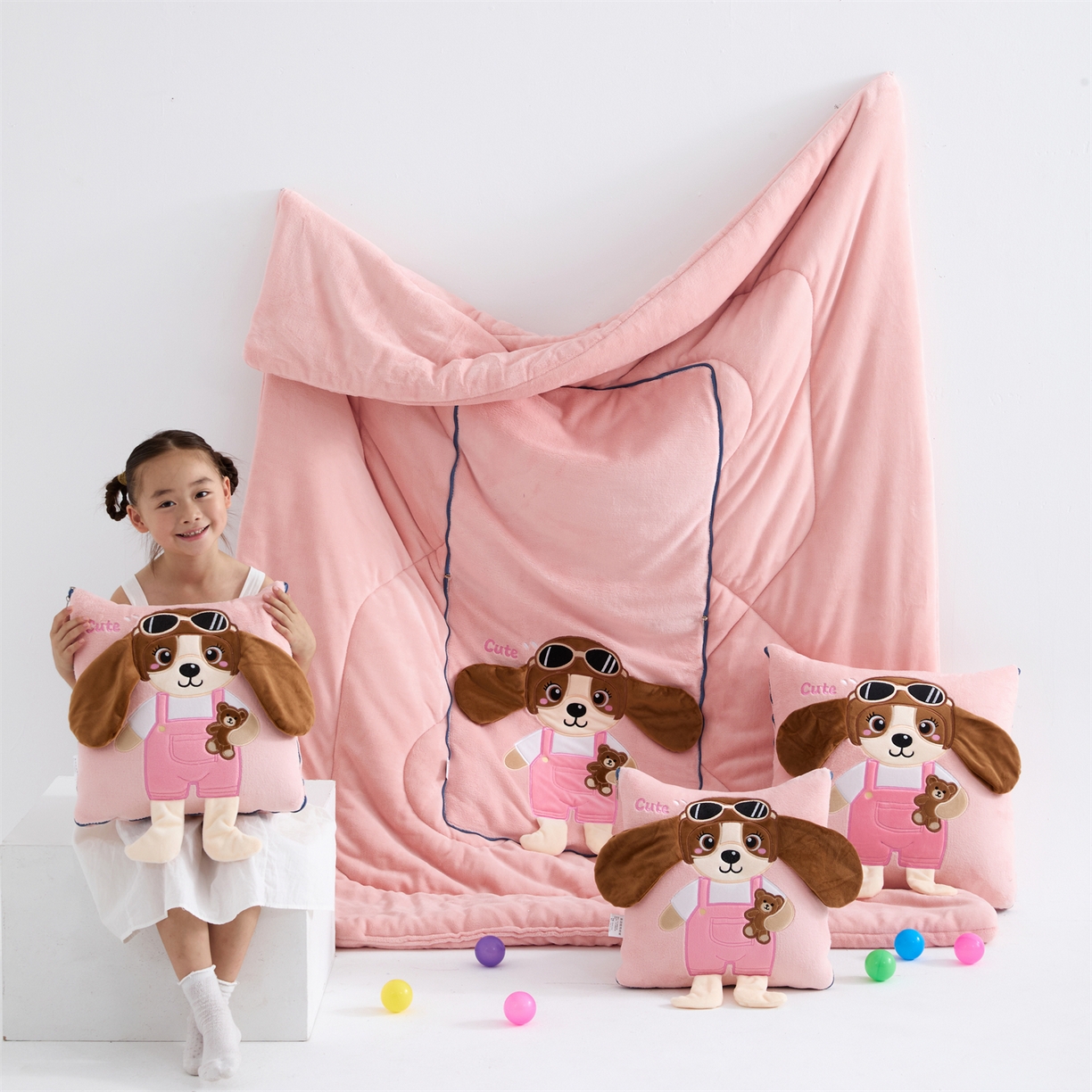 91家纺网 家纺一手货源 找家纺 吉利家居2025新款牛奶绒贴布绣多功能抱枕被-天使狗（控价小号68   大号98） 粉黛玉