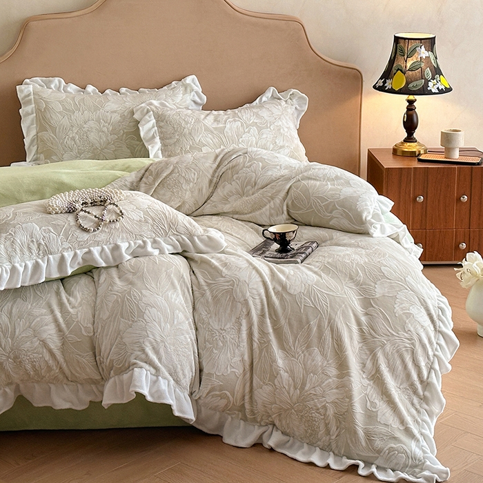 91家纺网 家纺一手货源 找家纺 澳梵家居 2025新款雕花牛奶绒韩版四件套-玫瑰蝶语 繁花浅梦