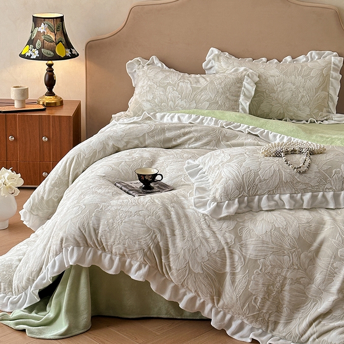 91家纺网 家纺一手货源 找家纺 澳梵家居 2025新款雕花牛奶绒韩版四件套-玫瑰蝶语 繁花浅梦