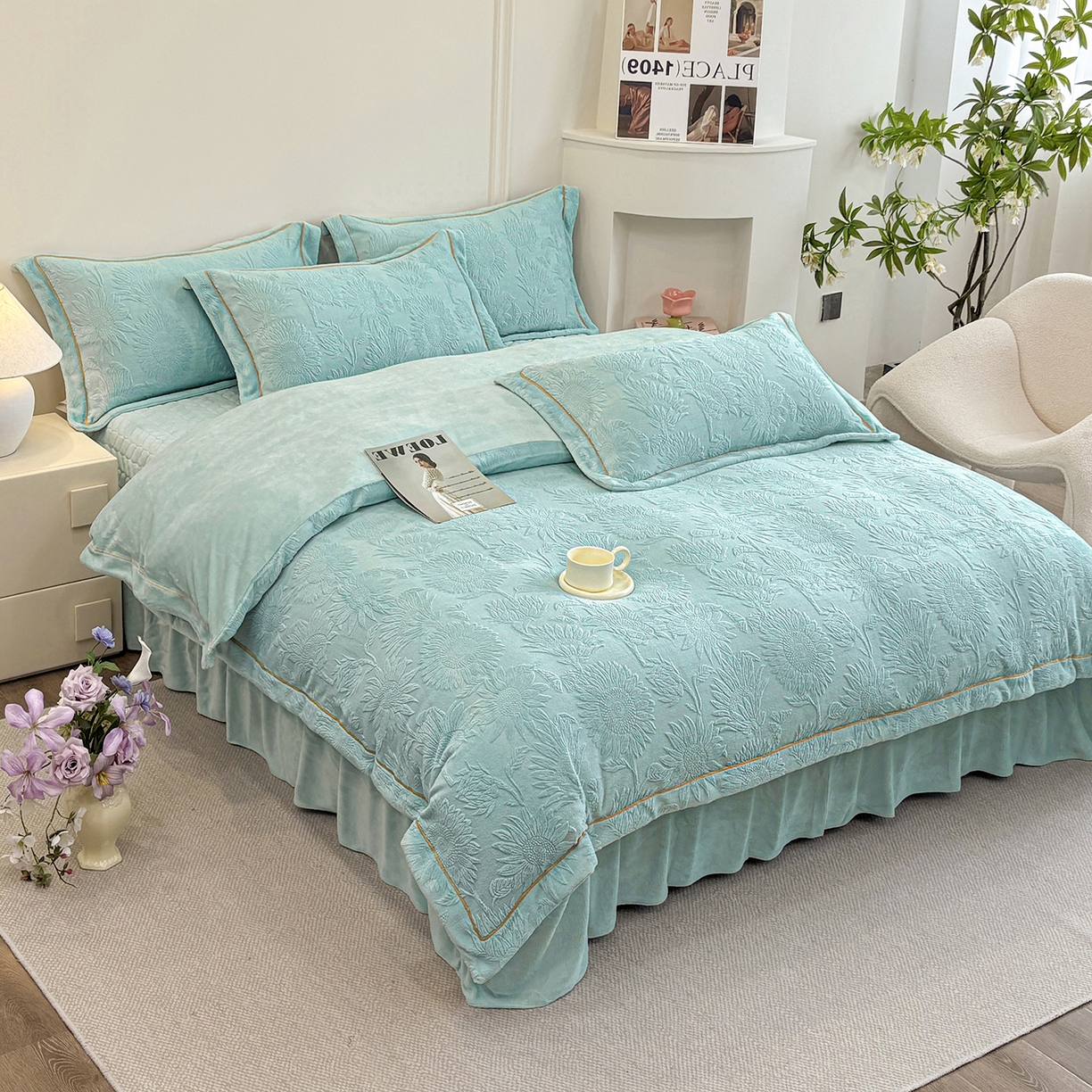 91家纺网 家纺一手货源 找家纺 金艾草 2025新款牛奶绒立体雕花夹棉床盖四件套向日葵-湖蓝