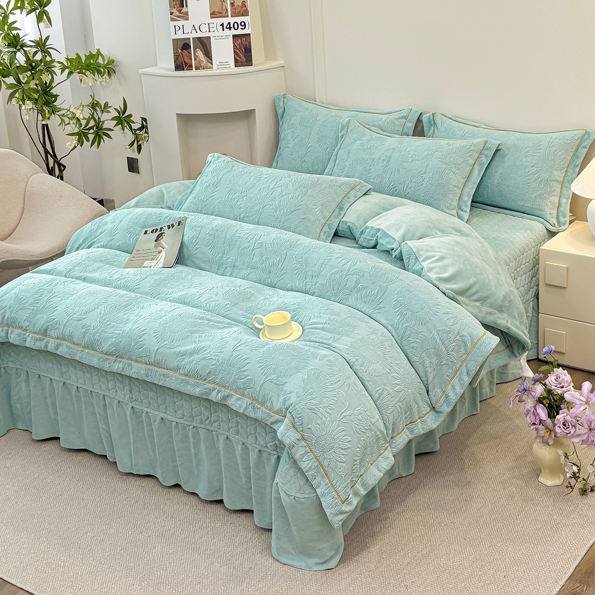 91家纺网 家纺一手货源 找家纺 金艾草 2025新款牛奶绒立体雕花夹棉床盖四件套向日葵-湖蓝