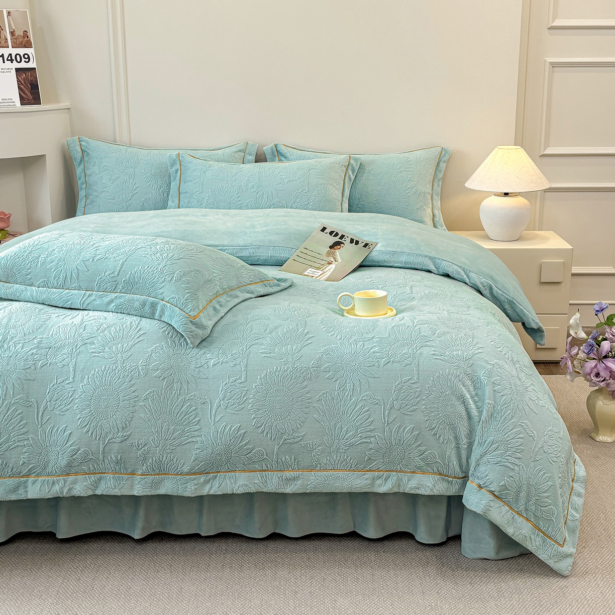 91家纺网 家纺一手货源 找家纺 金艾草 2025新款牛奶绒立体雕花夹棉床盖四件套向日葵-湖蓝