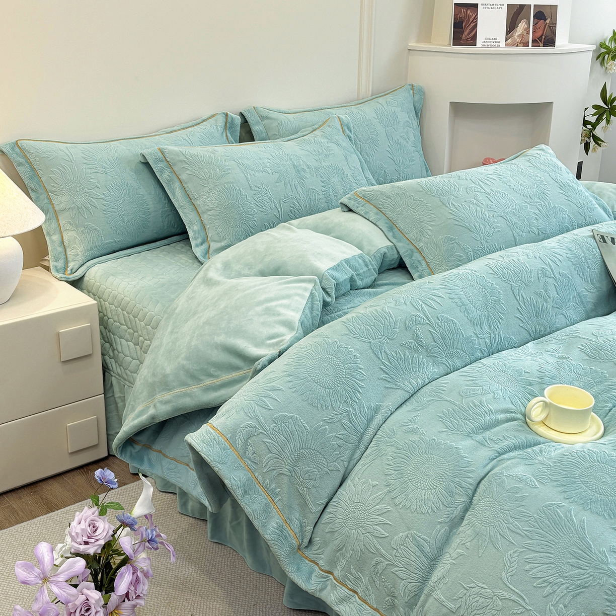 91家纺网 家纺一手货源 找家纺 金艾草 2025新款牛奶绒立体雕花夹棉床盖四件套向日葵-湖蓝