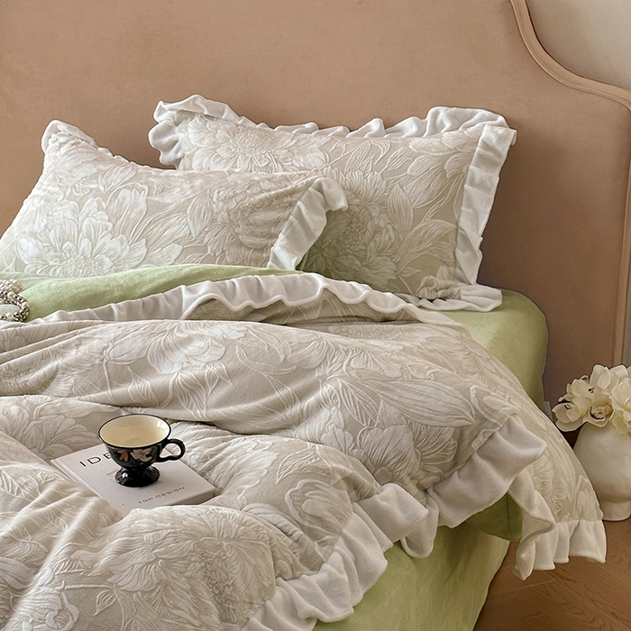 91家纺网 家纺一手货源 找家纺 澳梵家居 2025新款雕花牛奶绒韩版四件套-玫瑰蝶语 繁花浅梦