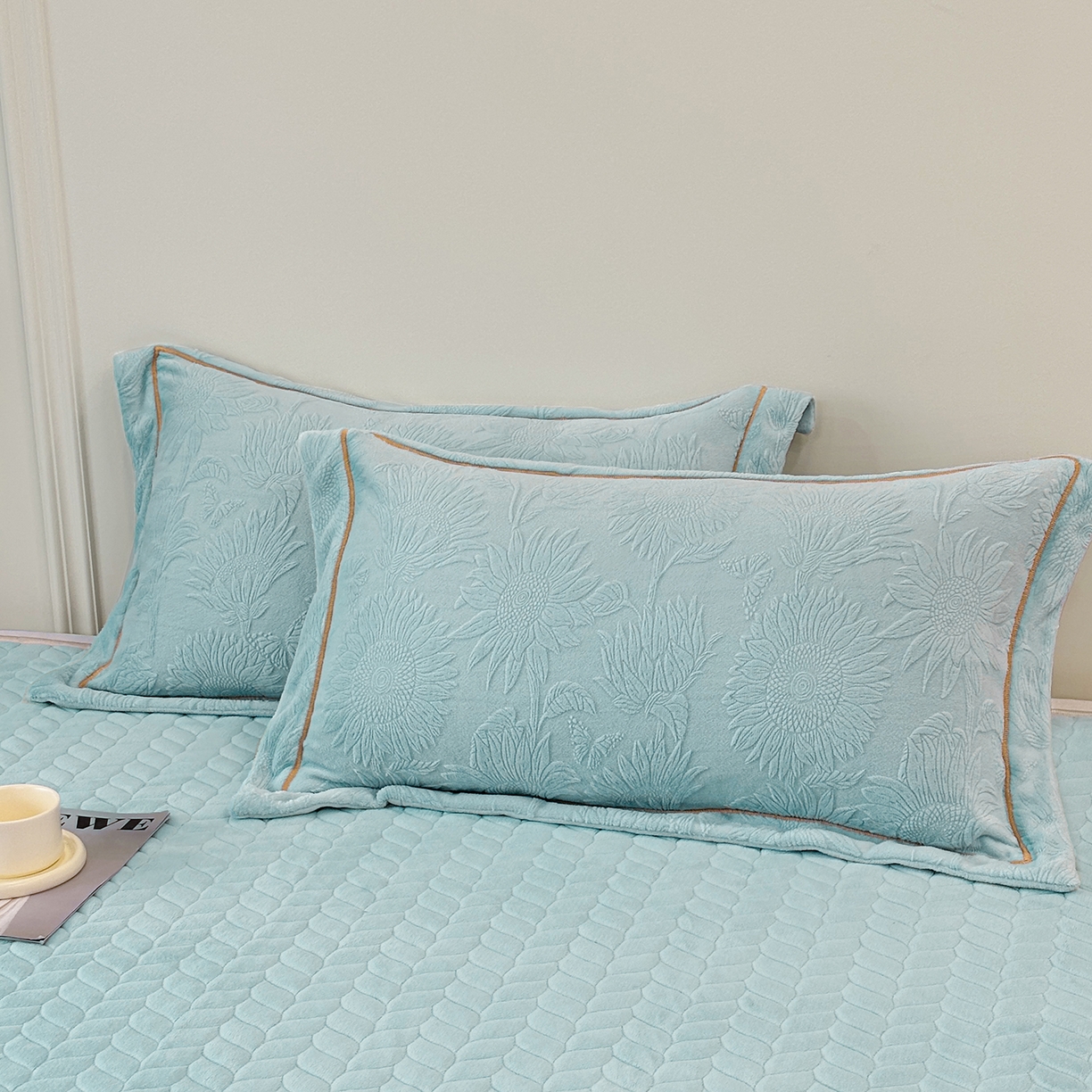 91家纺网 家纺一手货源 找家纺 金艾草 2025新款牛奶绒立体雕花夹棉床盖四件套向日葵-湖蓝