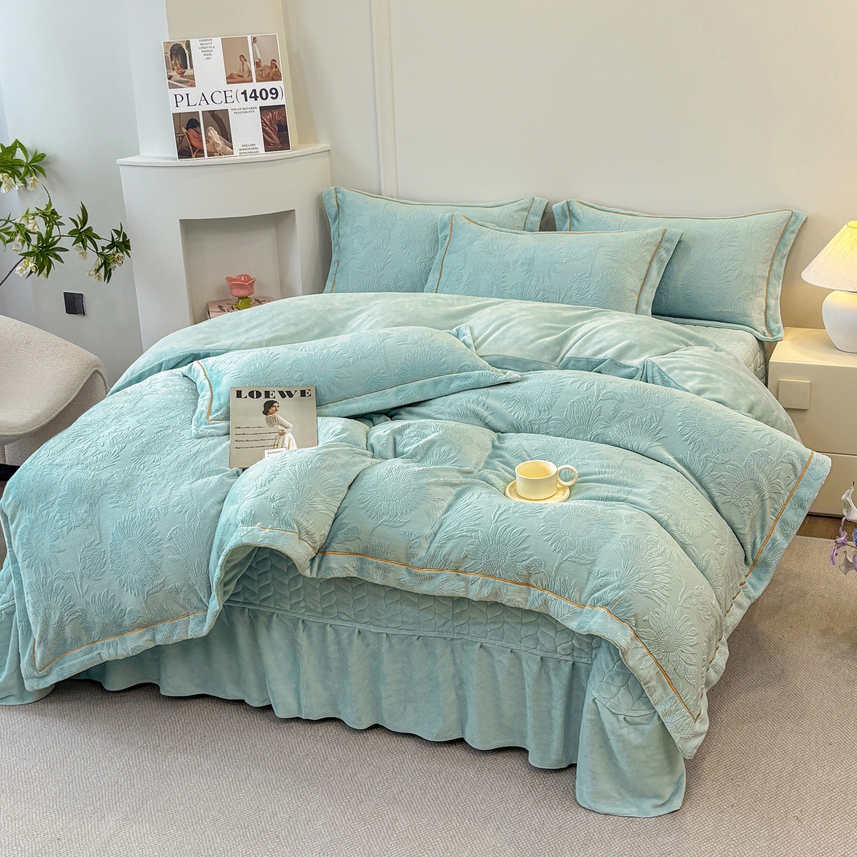 91家纺网 家纺一手货源 找家纺 金艾草 2025新款牛奶绒立体雕花夹棉床盖四件套向日葵-湖蓝
