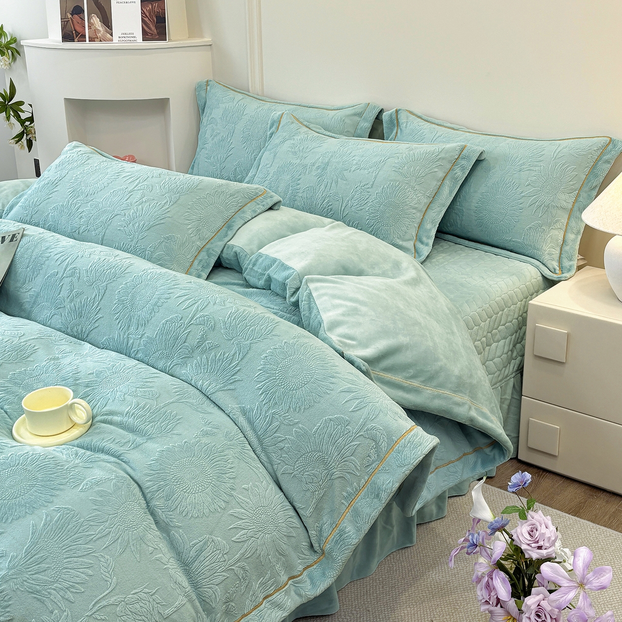 91家纺网 家纺一手货源 找家纺 金艾草 2025新款牛奶绒立体雕花夹棉床盖四件套向日葵-湖蓝