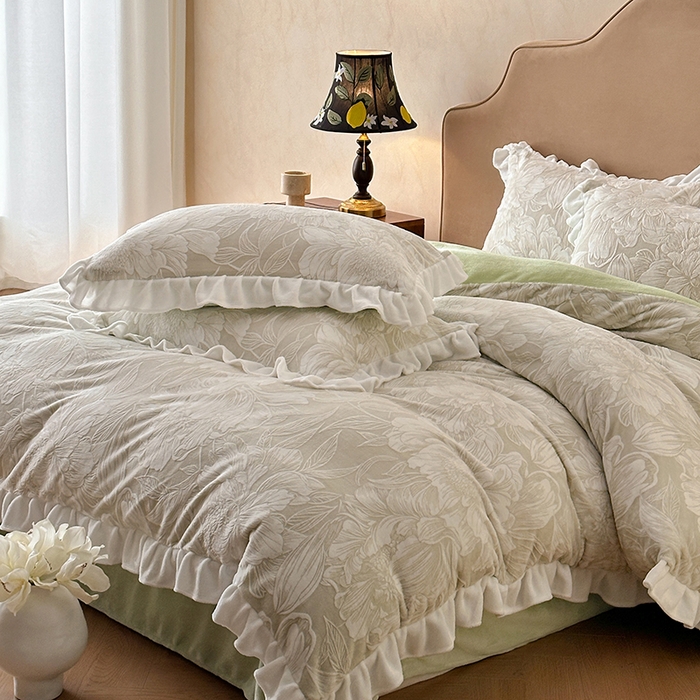 91家纺网 家纺一手货源 找家纺 澳梵家居 2025新款雕花牛奶绒韩版四件套-玫瑰蝶语 繁花浅梦