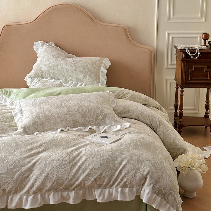 91家纺网 家纺一手货源 找家纺 澳梵家居 2025新款雕花牛奶绒韩版四件套-玫瑰蝶语 繁花浅梦