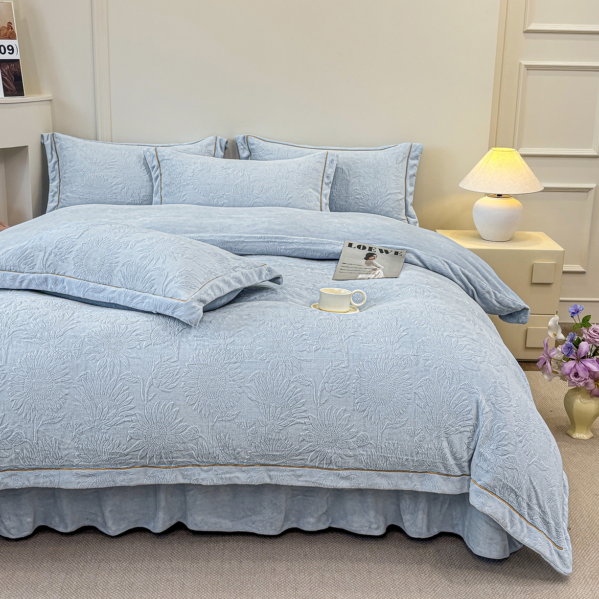 91家纺网 家纺一手货源 找家纺 金艾草 2025新款牛奶绒立体雕花夹棉床盖四件套向日葵-浅蓝