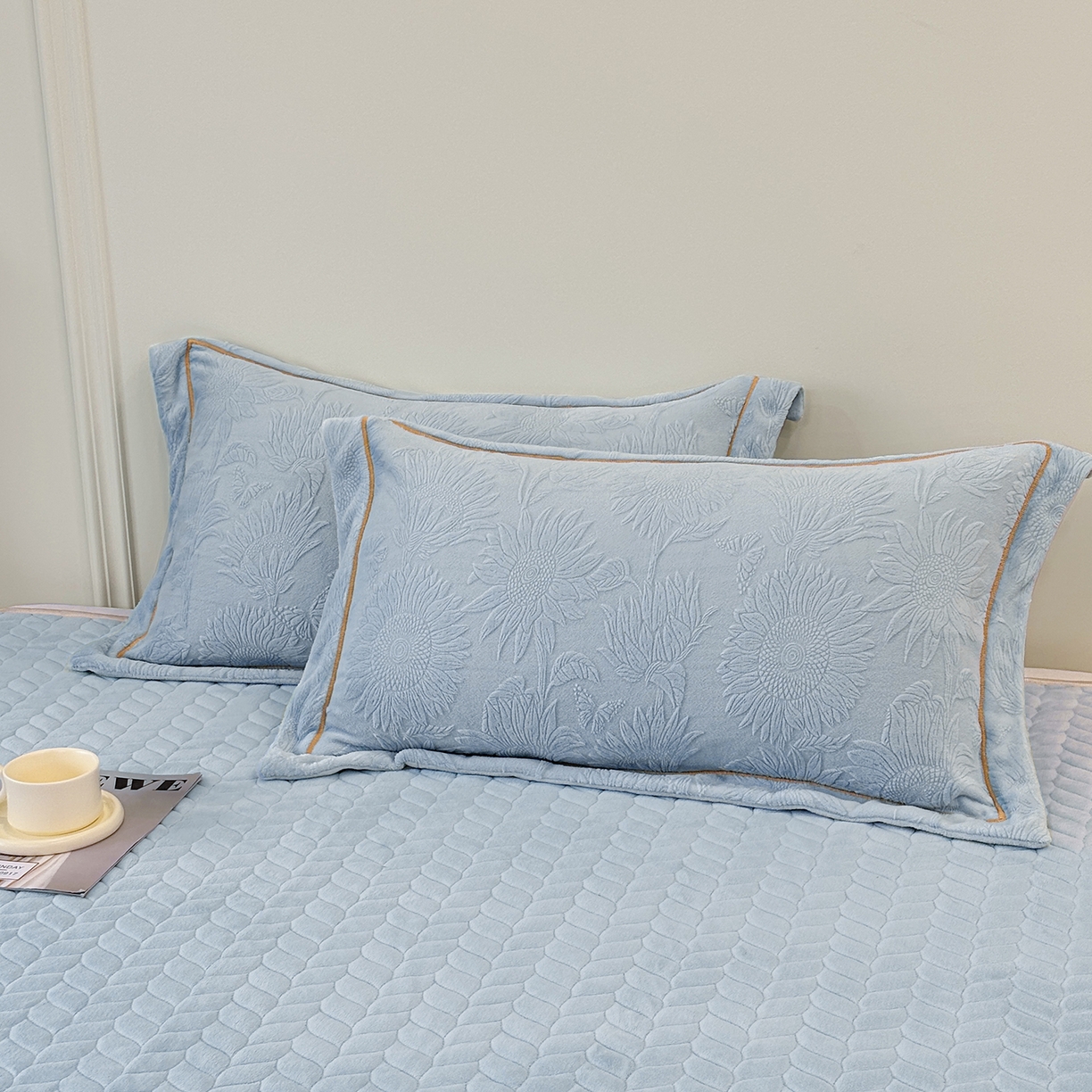 91家纺网 家纺一手货源 找家纺 金艾草 2025新款牛奶绒立体雕花夹棉床盖四件套向日葵-浅蓝