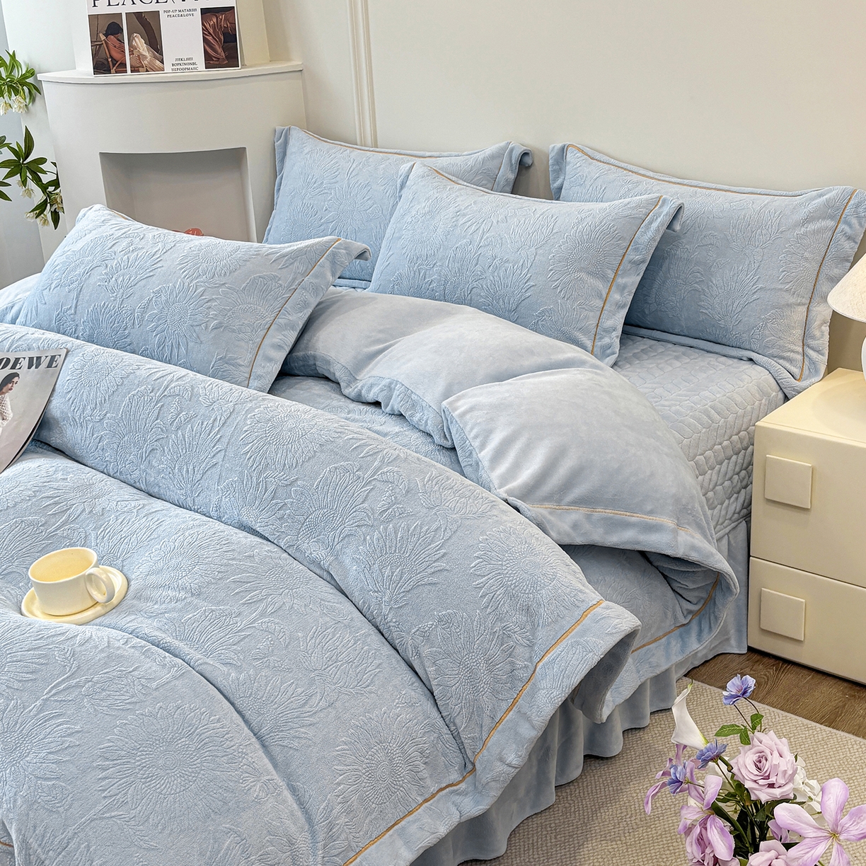 91家纺网 家纺一手货源 找家纺 金艾草 2025新款牛奶绒立体雕花夹棉床盖四件套向日葵-浅蓝
