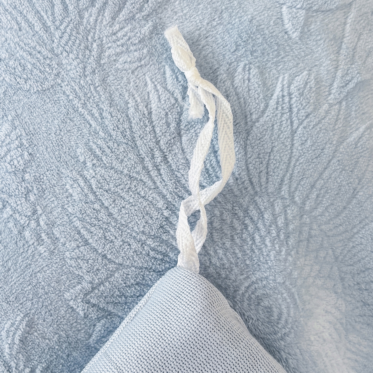 91家纺网 家纺一手货源 找家纺 金艾草 2025新款牛奶绒立体雕花夹棉床盖四件套向日葵-浅蓝