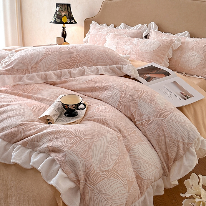 91家纺网 家纺一手货源 找家纺 澳梵家居 2025新款雕花牛奶绒韩版四件套-玫瑰蝶语 粉黛叶影