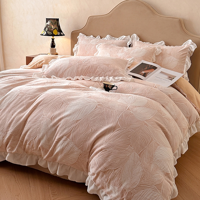 91家纺网 家纺一手货源 找家纺 澳梵家居 2025新款雕花牛奶绒韩版四件套-玫瑰蝶语 粉黛叶影