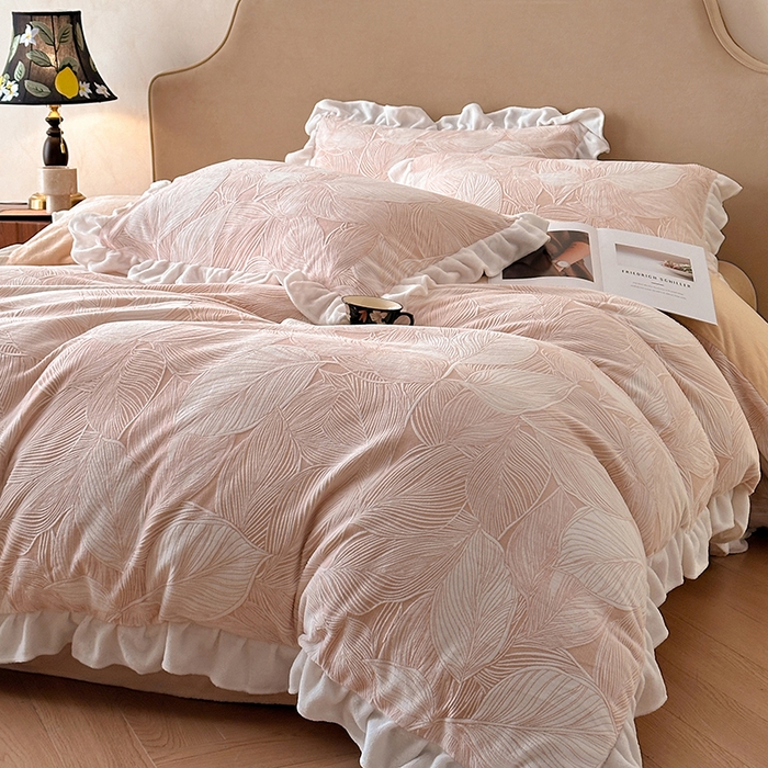 91家纺网 家纺一手货源 找家纺 澳梵家居 2025新款雕花牛奶绒韩版四件套-玫瑰蝶语 粉黛叶影