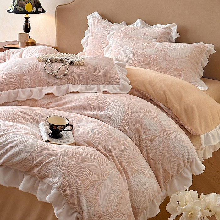 91家纺网 家纺一手货源 找家纺 澳梵家居 2025新款雕花牛奶绒韩版四件套-玫瑰蝶语 粉黛叶影