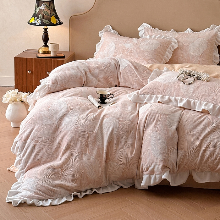 91家纺网 家纺一手货源 找家纺 澳梵家居 2025新款雕花牛奶绒韩版四件套-玫瑰蝶语 粉黛叶影