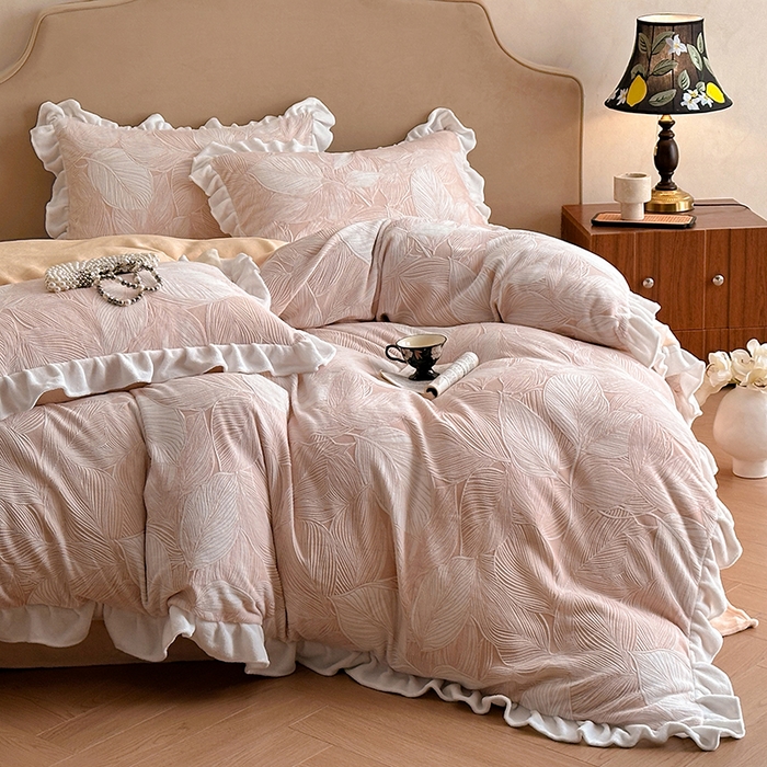 91家纺网 家纺一手货源 找家纺 澳梵家居 2025新款雕花牛奶绒韩版四件套-玫瑰蝶语 粉黛叶影