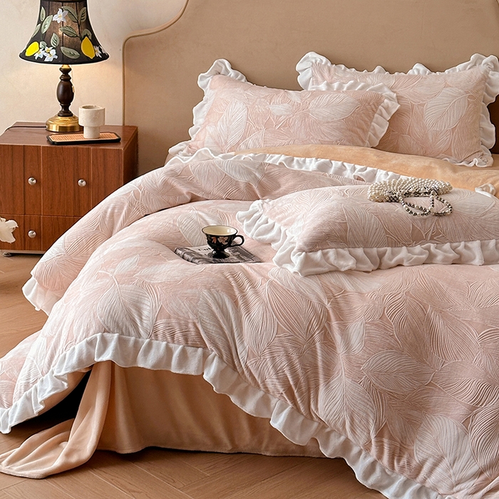 91家纺网 家纺一手货源 找家纺 澳梵家居 2025新款雕花牛奶绒韩版四件套-玫瑰蝶语 粉黛叶影